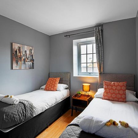 The Penthouse Gathering - Town Centre - Sleeps Up To 16 Wrexham Eksteriør billede