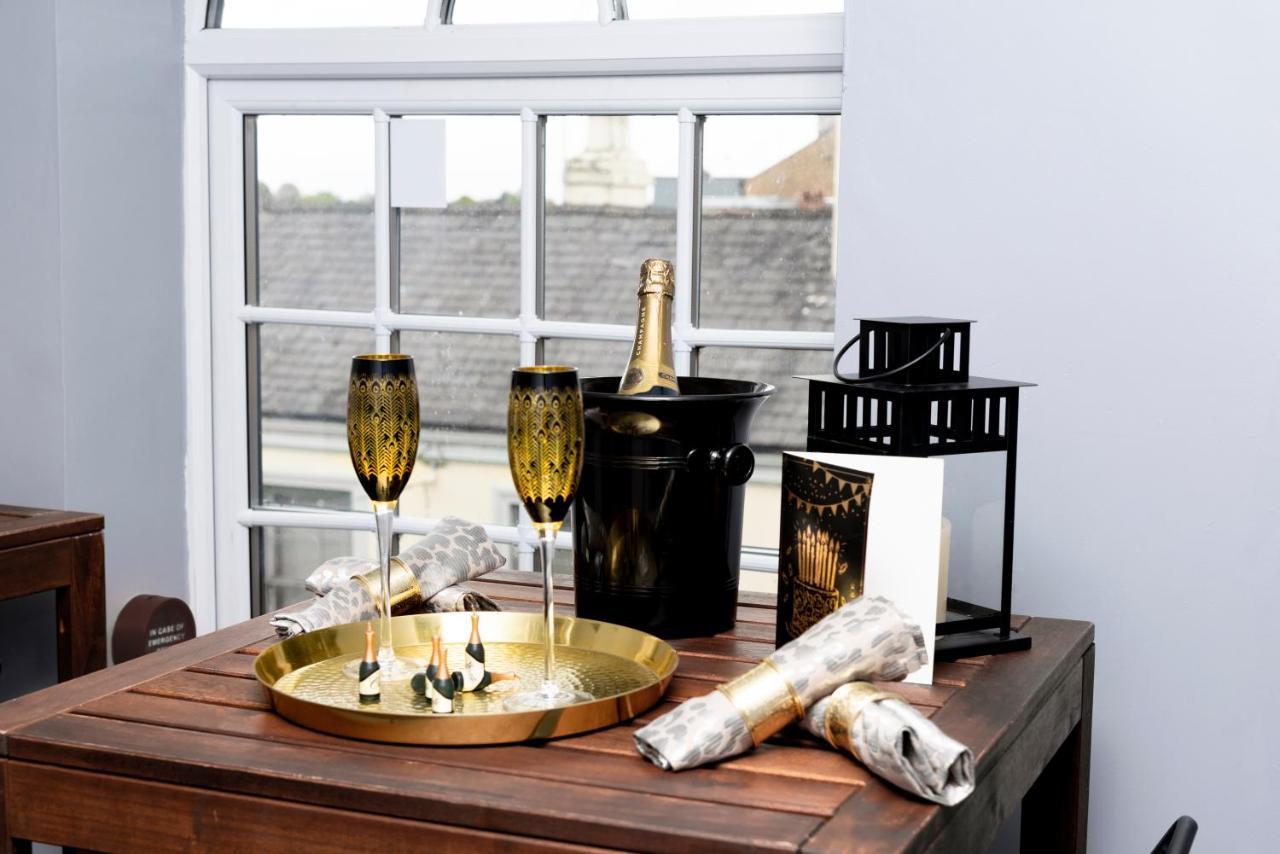 The Penthouse Gathering - Town Centre - Sleeps Up To 16 Wrexham Eksteriør billede