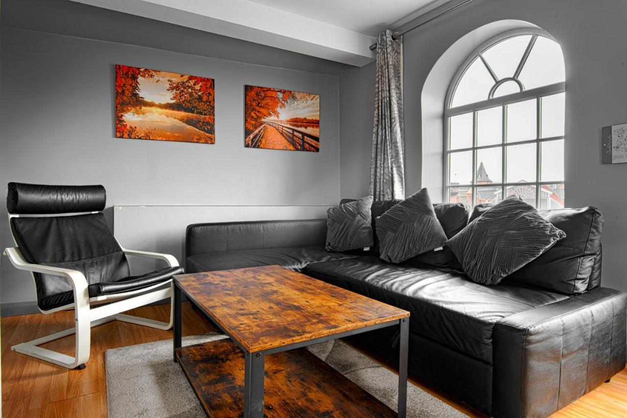 The Penthouse Gathering - Town Centre - Sleeps Up To 16 Wrexham Eksteriør billede