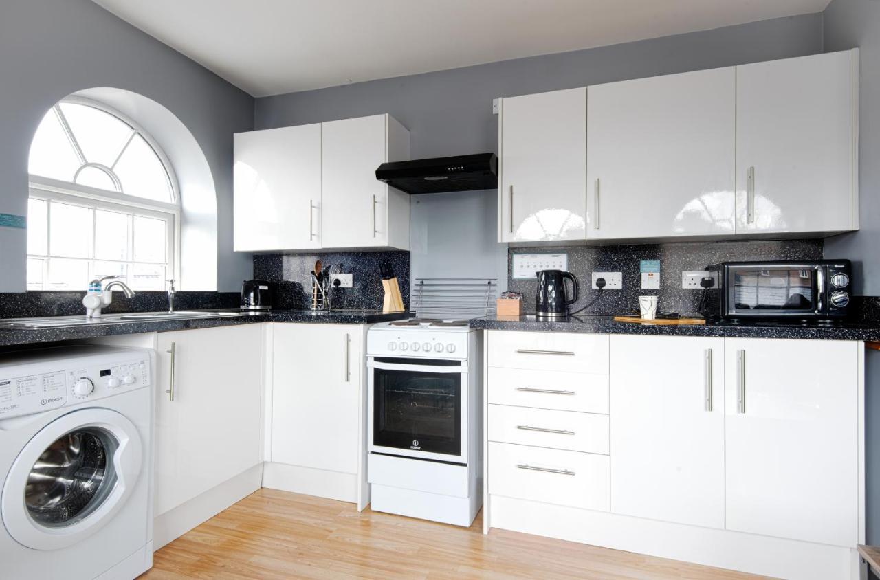 The Penthouse Gathering - Town Centre - Sleeps Up To 16 Wrexham Eksteriør billede